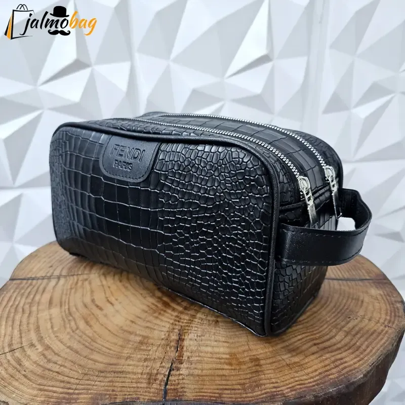کیف دستی مردانه اسپرت طرحدار چرم صنعتی دو خانه بند دستی - تصویر 16