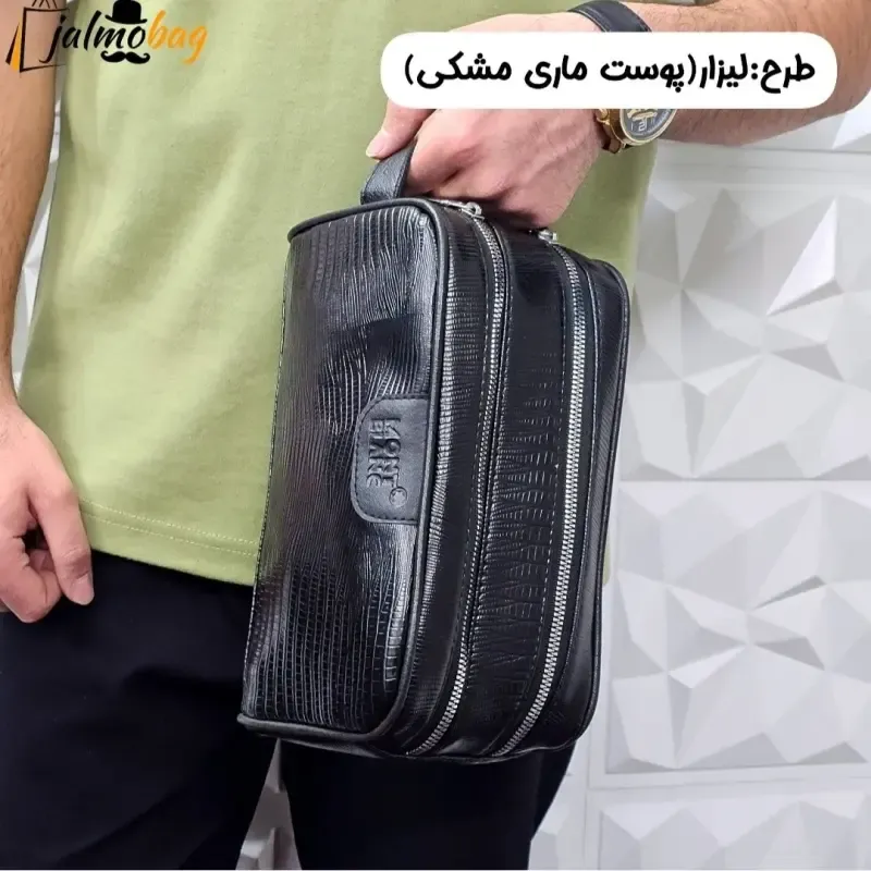 کیف دستی مردانه اسپرت طرحدار چرم صنعتی دو خانه بند دستی - تصویر 5