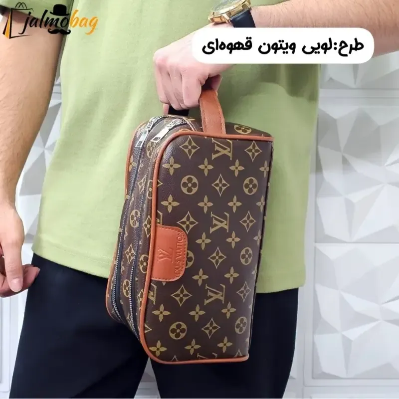 کیف دستی مردانه اسپرت طرحدار چرم صنعتی دو خانه بند دستی - تصویر 6